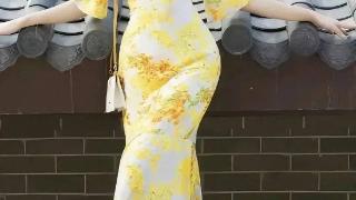 32岁嫩模女神王馨瑶，穿性感开叉高腰一步裙，成为时尚界的佼佼