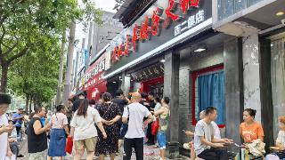 记者探访救人英雄栾留伟火锅店，有顾客从河南专程带孩子过来