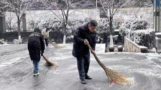 暖心服务！农行济南泺源支行全力清除积雪，保障路面畅通