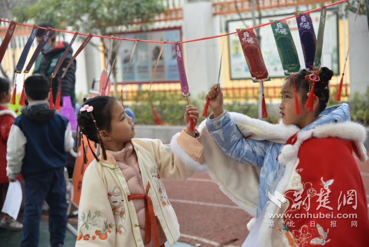 喜迎新年 钟家村第二小学举办元旦新春游园会