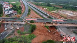 樟吉高速改扩建：250余台设备一天内拆除8座上跨桥梁