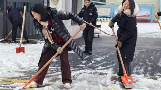 为开学保驾护航 三角湖小学组织教职工扫雪除冰