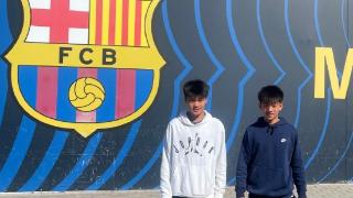 中国足球小将刘凯源抵达西班牙，在邝兆镭带领下看巴萨比赛