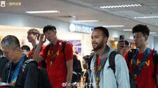 晚点2个半小时后，中国男篮昨天抵达马尼拉