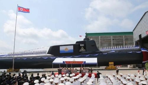 朝鲜首艘战术核潜艇下水，韩国高层估计着急了，跪式外交不如反美