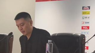 不敌北京杨鸣发布会：重提疲惫+人员不整，回应帕顿未出场原因！