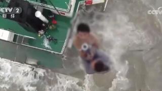 江苏连云港一货船沉没十人遇险 东海救助局紧急出动成功营救船员