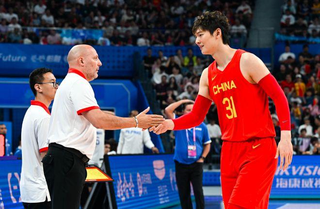 中国男篮被菲律宾20分逆转该怪谁？从球员教练到姚明一个都跑不掉