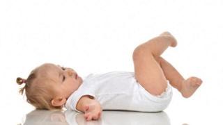 宝宝“打挺”、“后仰”行为，正常发育还是异常信号？