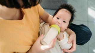 吃母乳与奶粉长大的孩子，长大后究竟有何不同？