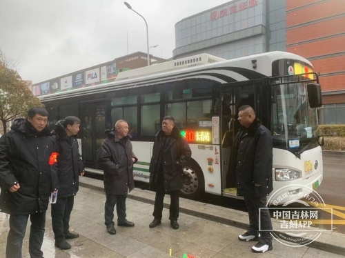 北达公司临时抽调8台公交车支援轨道交通8号线