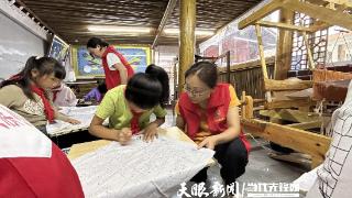 开阳县“银领工作驿站”老干部志愿者开展蜡染技艺专项辅导活动