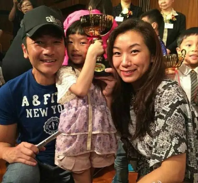61岁港星女儿成香港马术队骑手，长相跟前港姐冠军妈妈犹如饼印