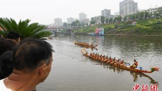 重庆：千年历史文化名城荣昌举行龙舟赛庆端午