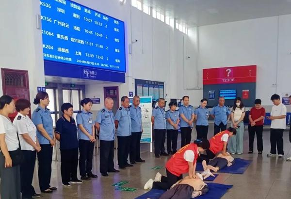 邓州市120急救指挥中心到火车站开展应急救护知识培训志愿服务活动