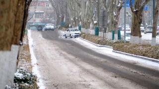 济南马路积雪，车辆冲进绿化带接受救援