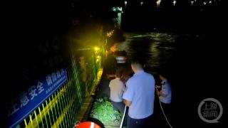 河水上涨被困家中 民警凿洞进屋救出一家三人