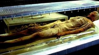 1975年，湖北挖出诡异男尸，尸体通红2000多年不腐，身份至今是谜
