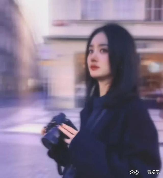 赵丽颖最新营业视频，去了布拉格广场打卡，好有文艺片女主氛围感