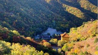 1992年，浙江村民抽干水潭，发现千年宫殿，已成为4A级旅游风景区