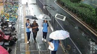 暖心！厦门三名初中女生雨中护送耄耋老人过天桥