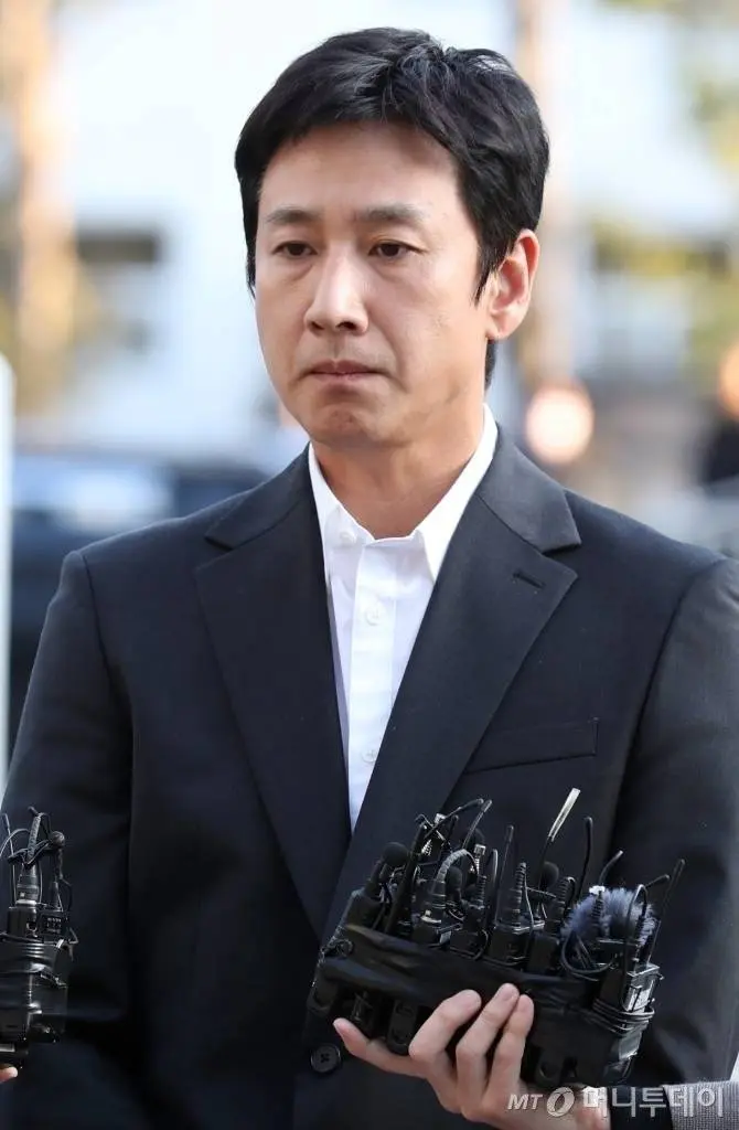 韩国演员李善均疑似自杀 车内晕倒被发现