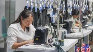 江西南昌：针织服装企业赶制出口订单忙