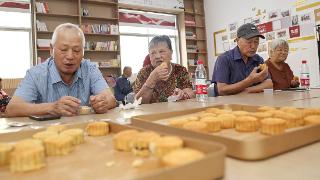 临沂：老人制做中药月饼 迎中秋佳节