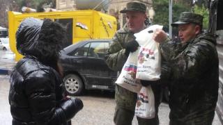 俄军向需要帮助的叙利亚民众分发52.5吨人道主义援助物资