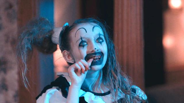 《断魂小丑2》：一部场景震撼恐怖但受故事情节拖累的惊悚电影