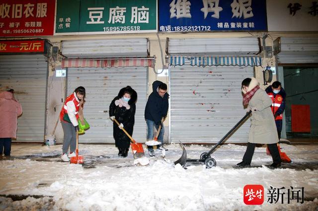 海州区各街道、社区连续奋战48小时扫雪铲冰