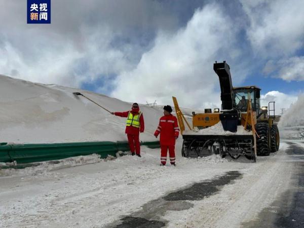 青海高速养护部门开展清雪保通作业