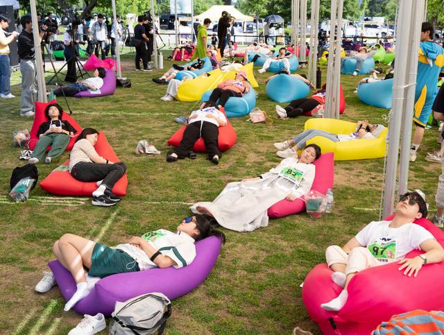 韩国首尔：比比谁是睡觉大王