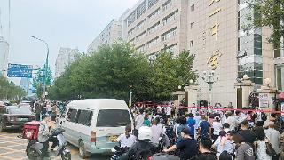 刚开学171中学门口堵成“一锅粥”