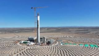 全球首个！“双塔一机”光热储能电站进入调试阶段：年发电量可达18亿度
