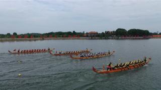 湖南汉寿12支龙舟队伍竞渡汉寿清水湖 上演一场水上视觉盛宴
