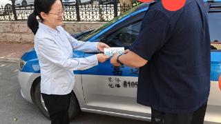 农行临沂市中支行向出租车司机兑换零钱包获好评