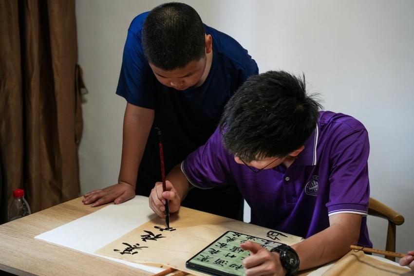 剪纸、墙绘、书法......重庆高校师生将艺术课堂带进了乡村