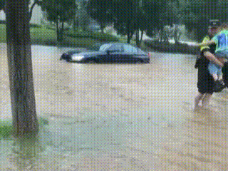 岳麓特巡警大队联丰平台展开救援工作雨势较大受困车辆被困