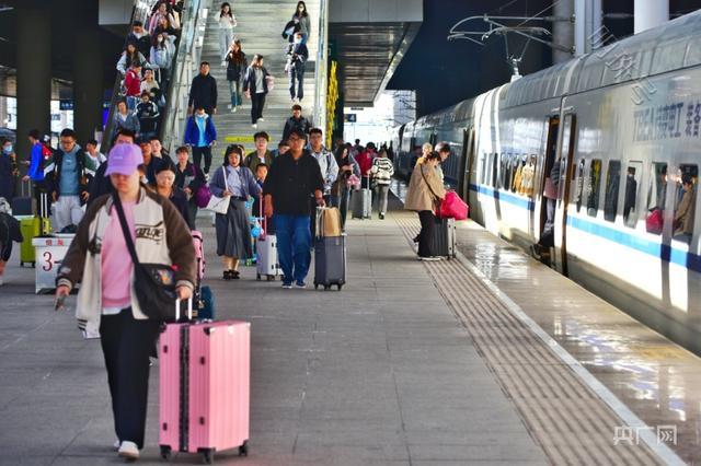 新疆铁路单日发送旅客27.32万人次