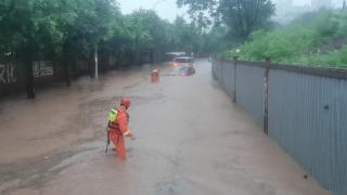 重庆大渡口区连夜暴雨引发内涝，消防救出8人疏散50余人