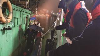 温州海事派出“生命之舟”连夜救援