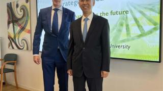 中国驻瑞典大使崔爱民会见瑞典战略研究基金会首席执行官胡尔特曼