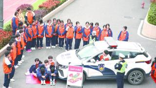 民警带领学生们体验汽车盲区