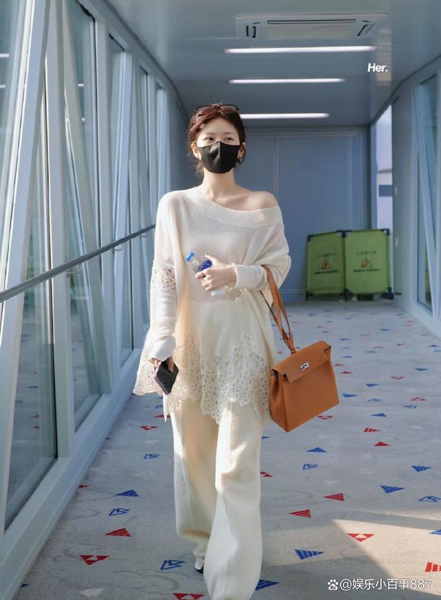赵露思今日机场私服，一身白色温婉大气，展现温婉大气和时尚品味