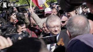 俄驻波兰大使前往苏军墓地献花 遭人群阻拦