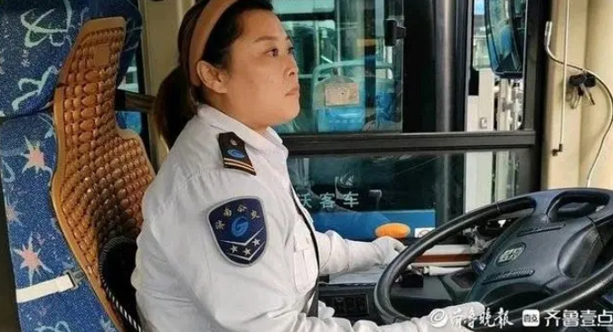 济南公交881路驾驶员韩书燕父女“告别”城区公交车