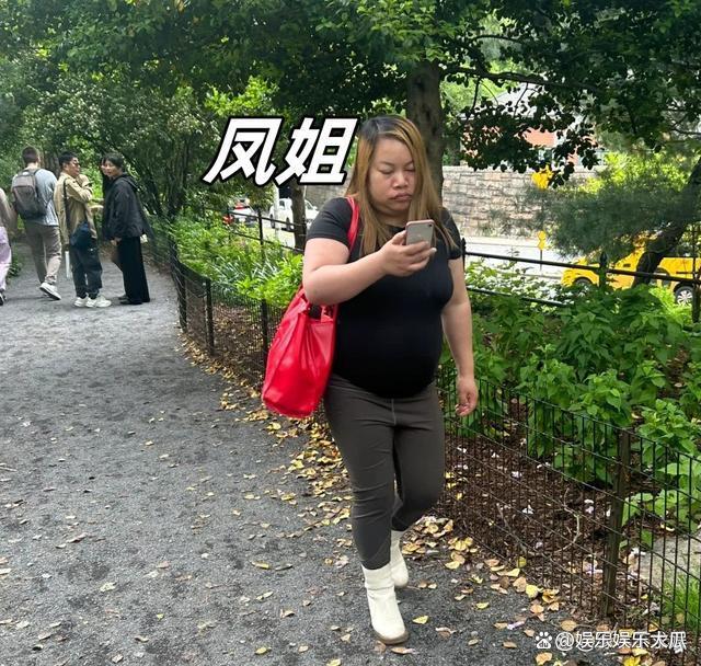38岁凤姐公园散步被偶遇，性格冷淡不理人，月入5k生活拮据！