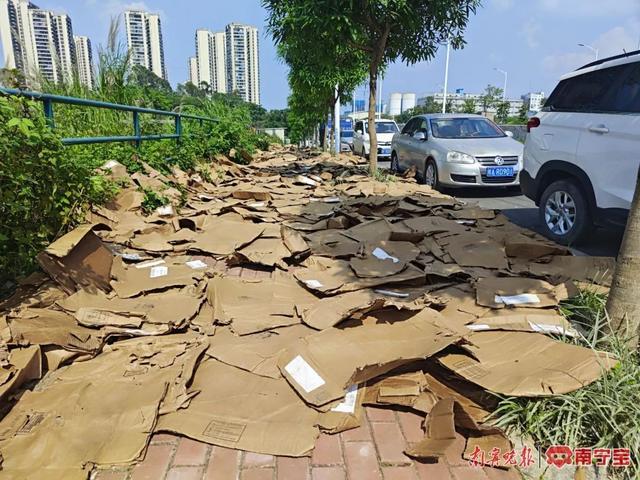 南宁锦富路立交桥底堆放大量废旧塑料加工
