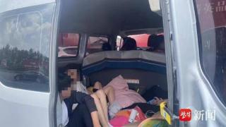 暑期带孩子出游，南京一商务车后厢躺了4个孩子